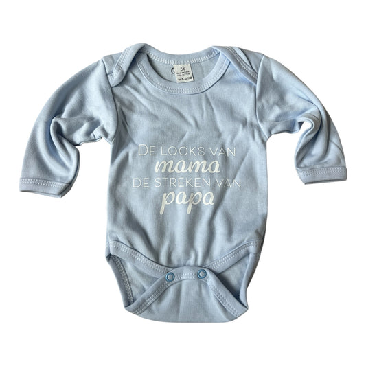 Baby romper met tekst - de looks van mama de streken van papa