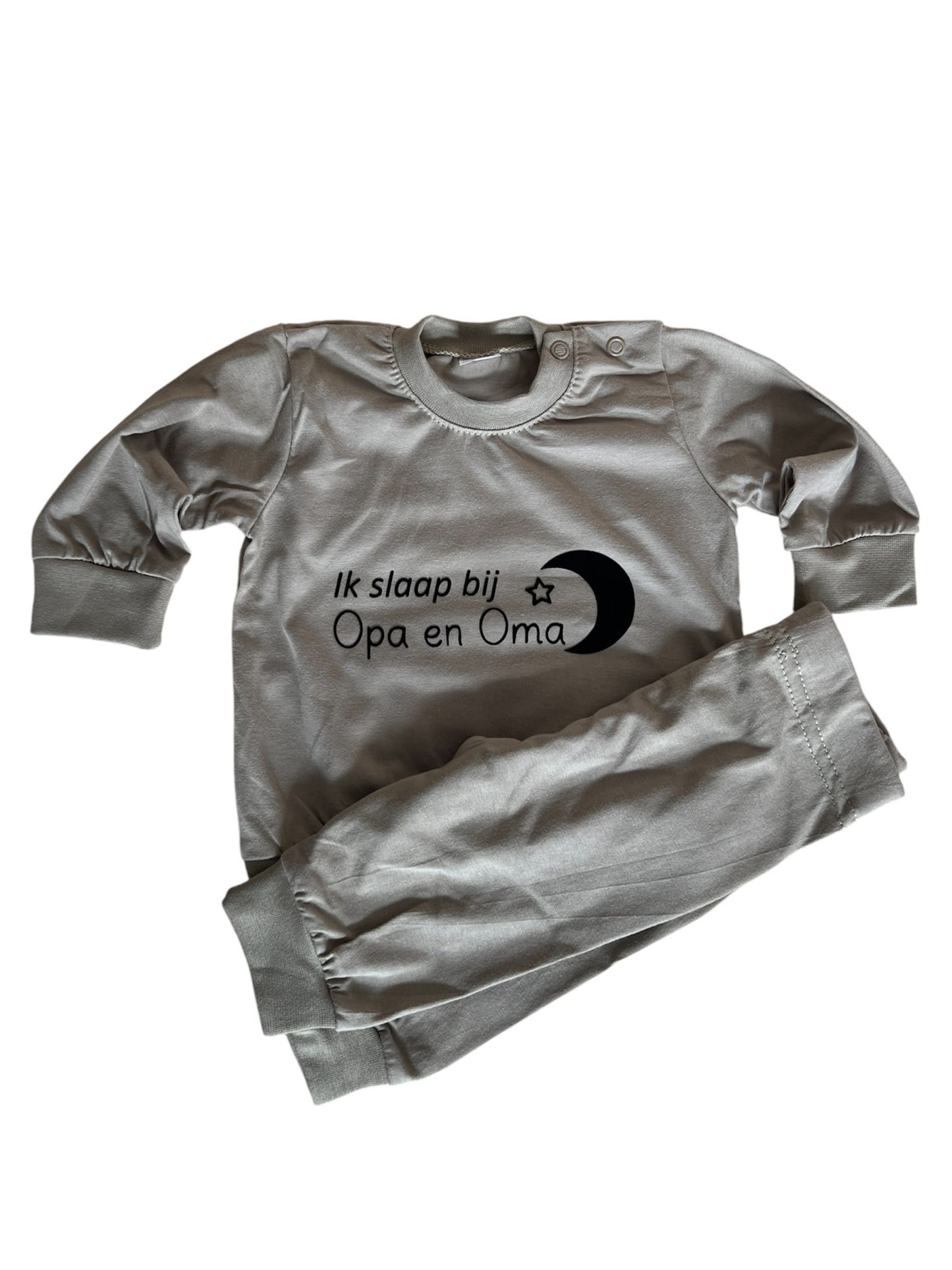 Gepersonaliseerde pyjama slapen bij opa en oma