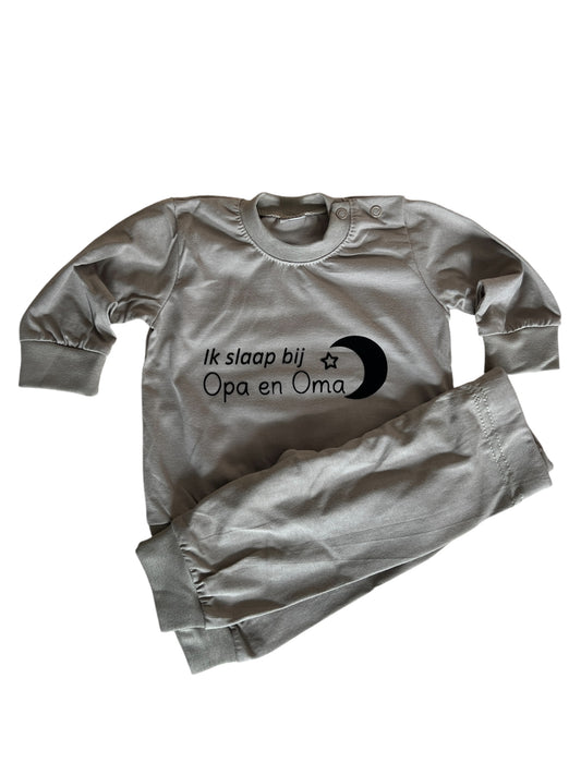 Gepersonaliseerde pyjama slapen bij opa en oma